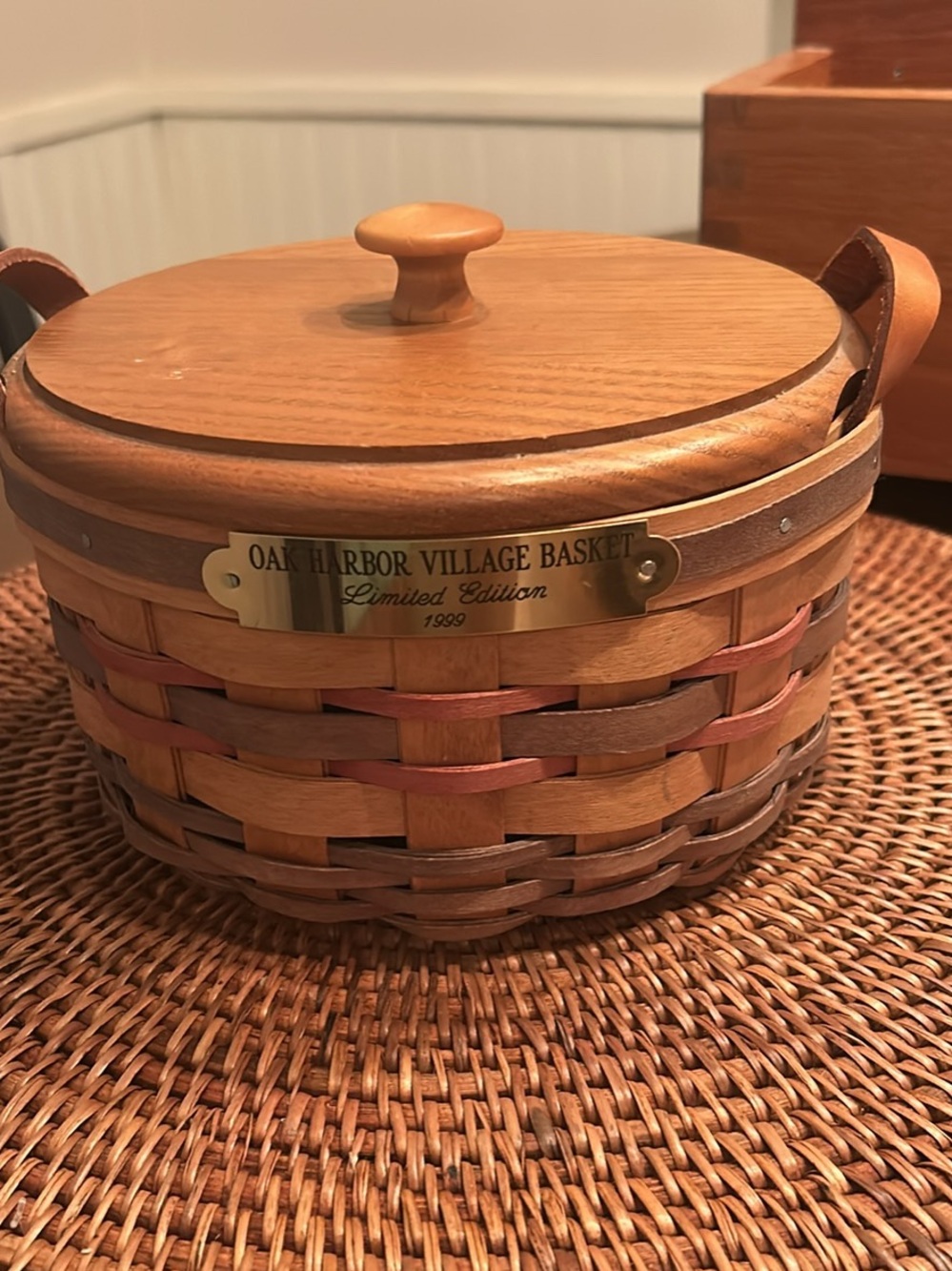 Limited Edition American tradition 1999 Wooden Lidded Basket - Brown